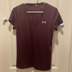 Womens Under Armour Shirt
Size small 
Color dark maroon
